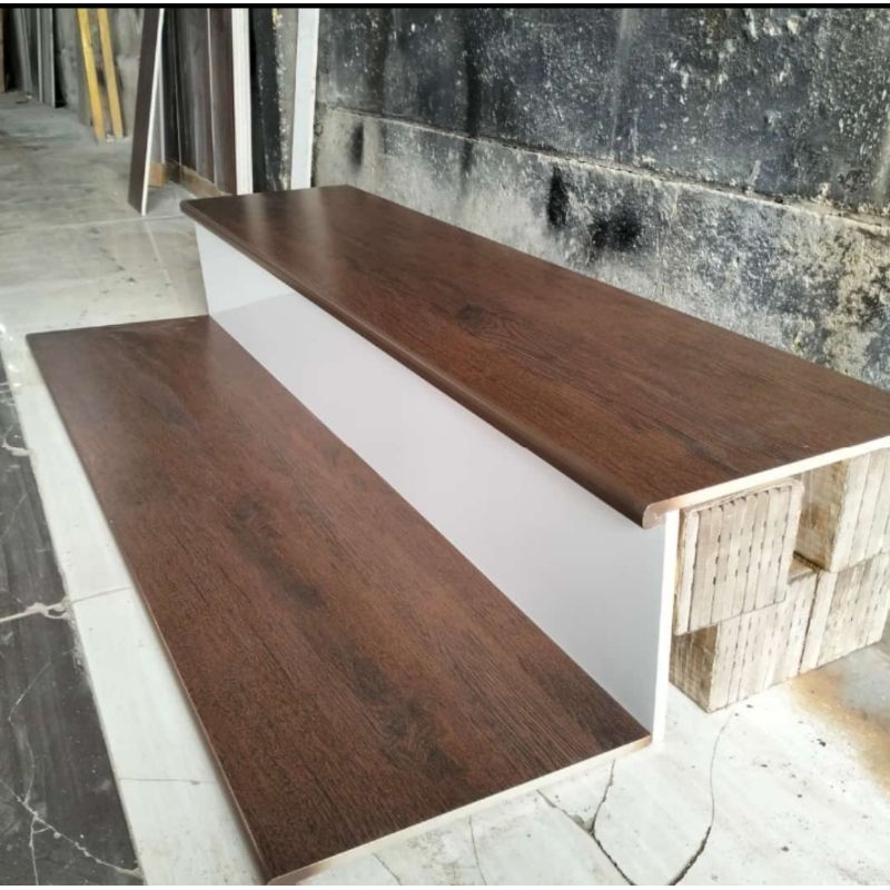 Granit keramik anak tangga motif kayu kombinasi putih 30×100 30×90 list plint custom
