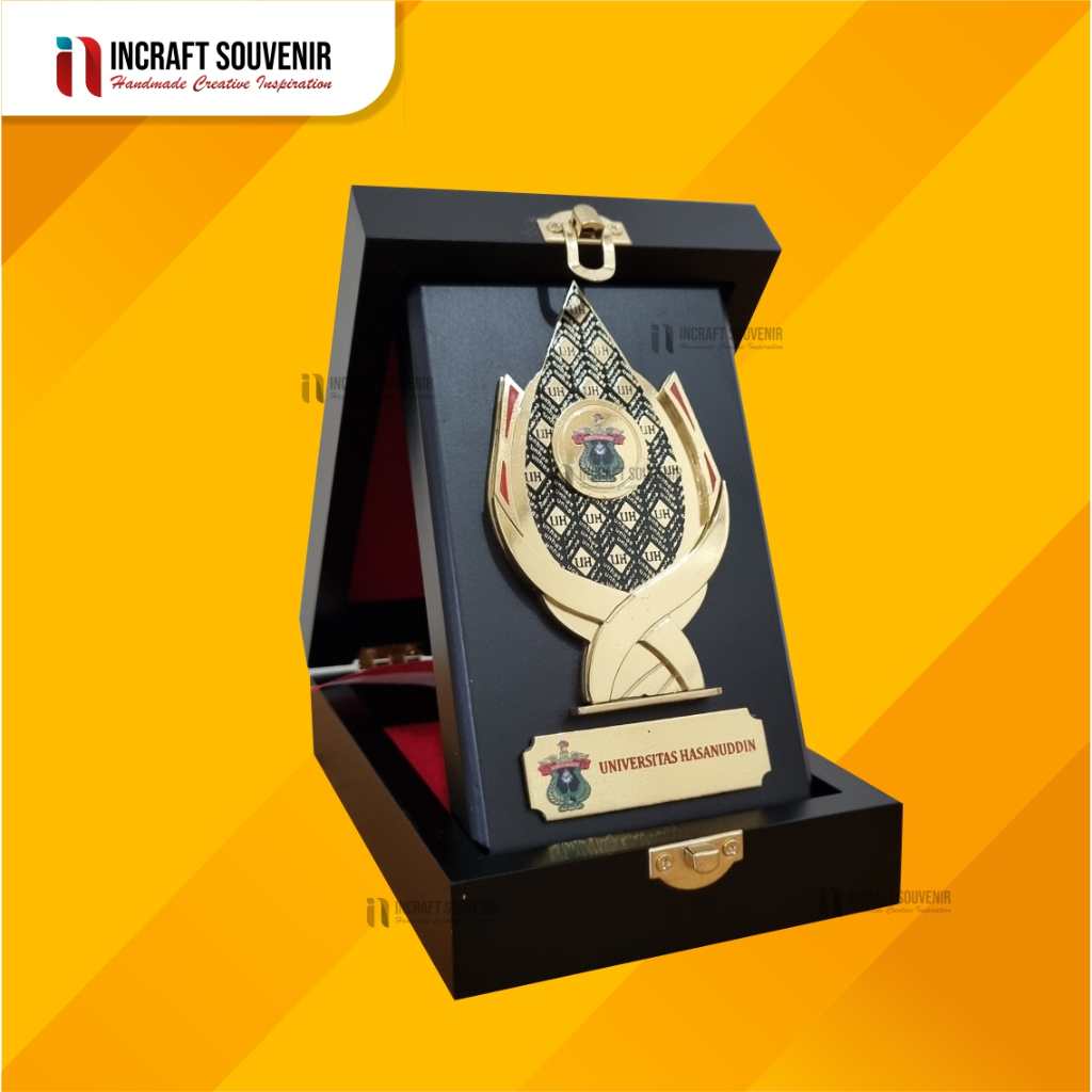 PLAKAT SOUVENIR KAYU UNIVERSITAS HASANUDDIN