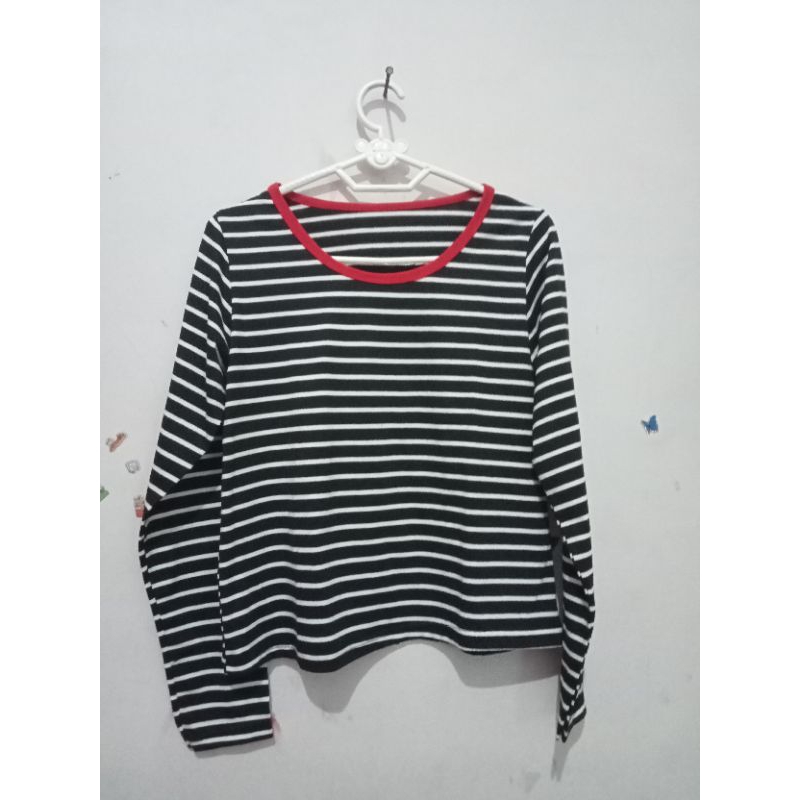 baju lengan panjang motif garis - garis hitam putih