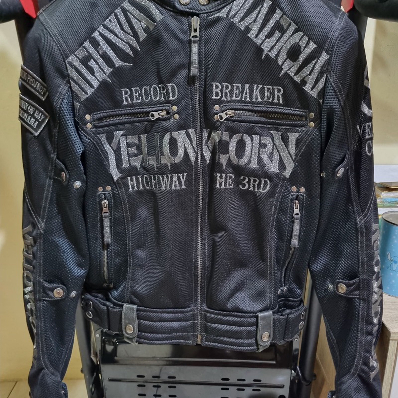 (SOLD) Yellow corn yb 1105 black/gunmetal size M