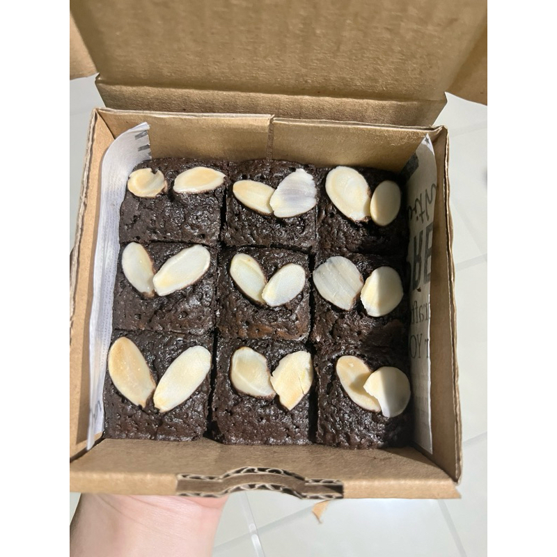 

Small Bites Shiny Crust Fudgy Brownis Personal Box isi 9 slice (10x10)