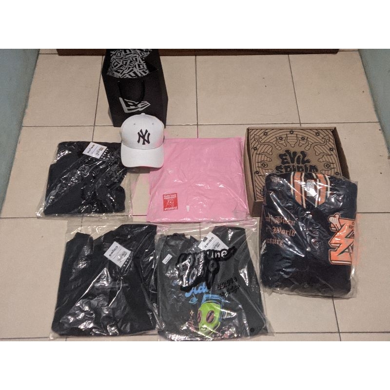 T-Shirt Erigo Vol.2,3,4 Adel & Varsity, Topi New Era