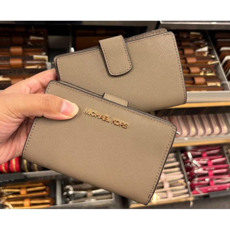 dompet mk jet set med zip wallet taupe