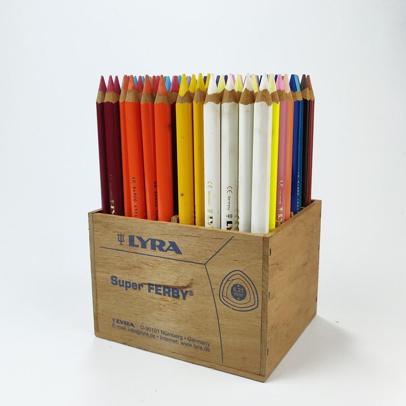 

Lyra Pensil Warna Segitiga Super Ferby Lacquered Set Box Kayu 96 Warna - Anti Patah, Nyaman Dipakai
