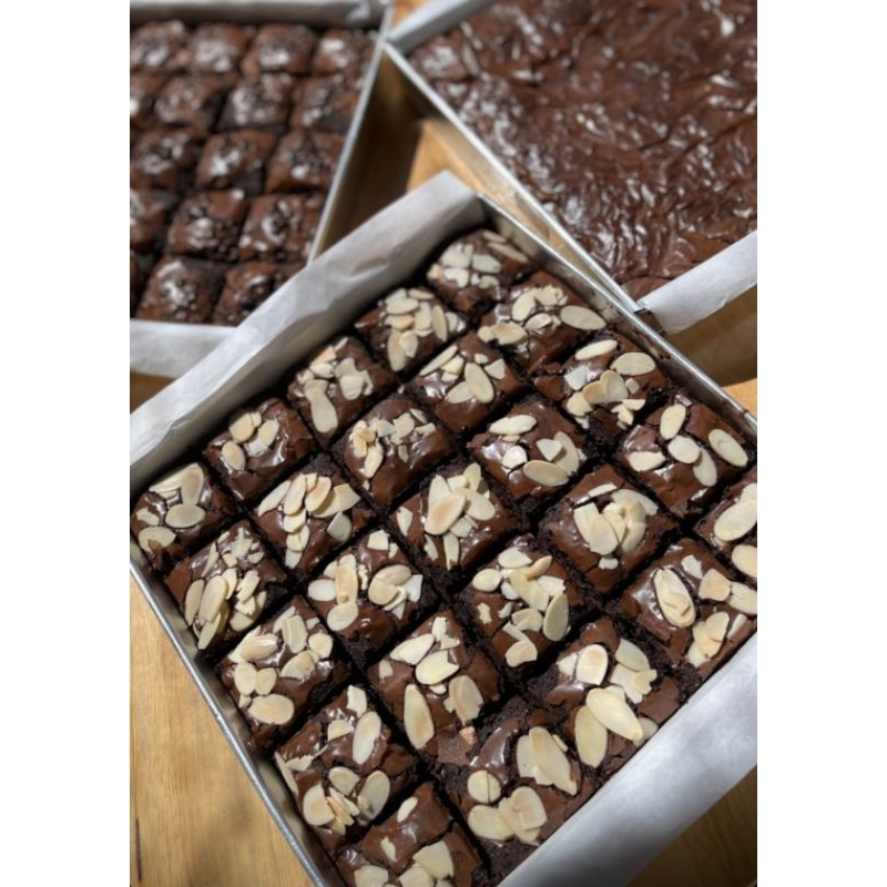 

FUDGY BROWNIS SHINY CRUST