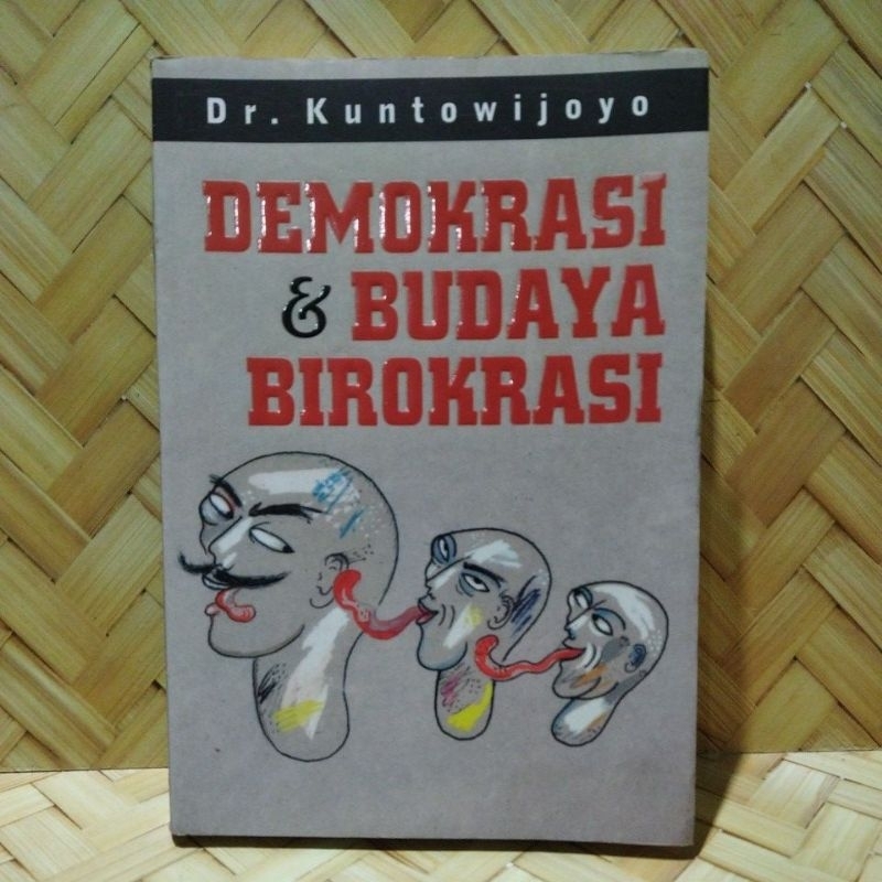 Dr.Kuntowijoyo. Demokrasi & Budaya Birokrasi.