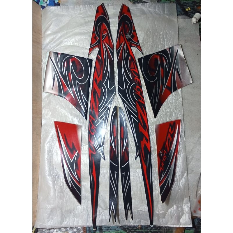 Striping stiker body kanan kiri full set VegaZR 2010 warna hitam merah