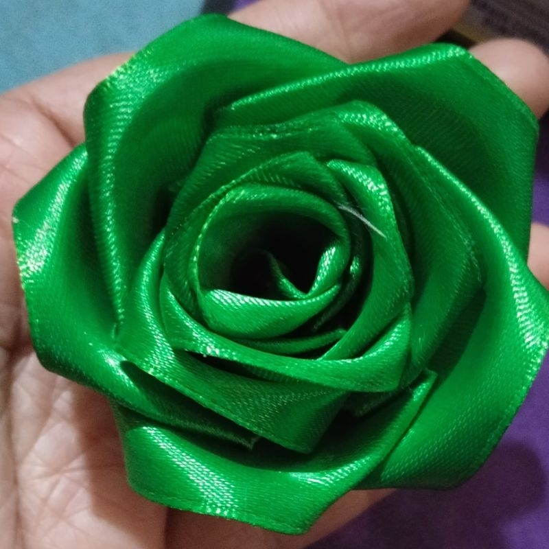 

mawar pita satin hijau tua, lebar +-7 cm tinggi 4cm