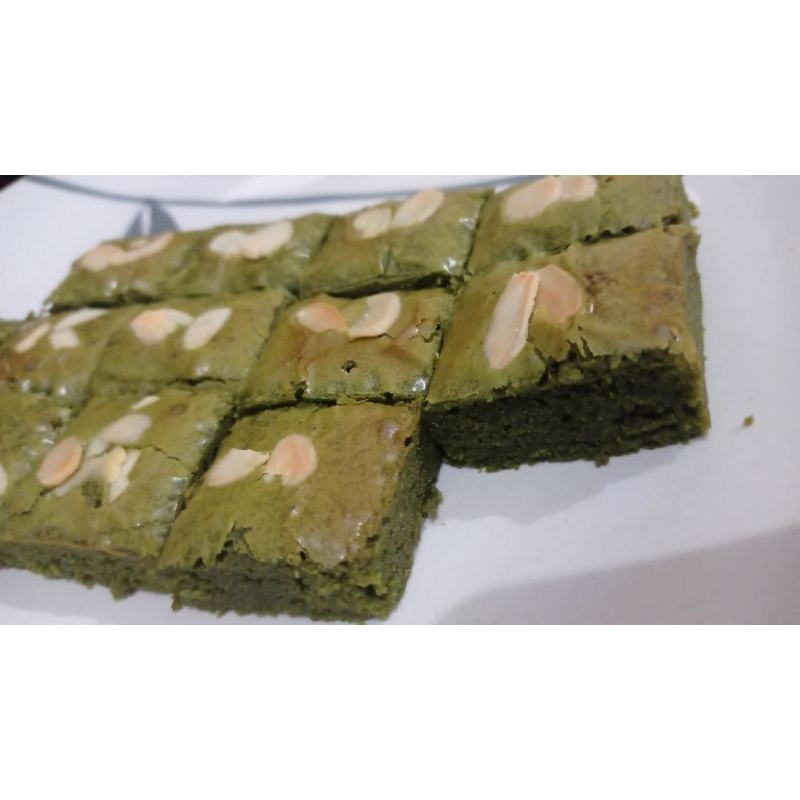 

Brownis Matcha Premium Ukuran 20*10 isi 15 Sekat