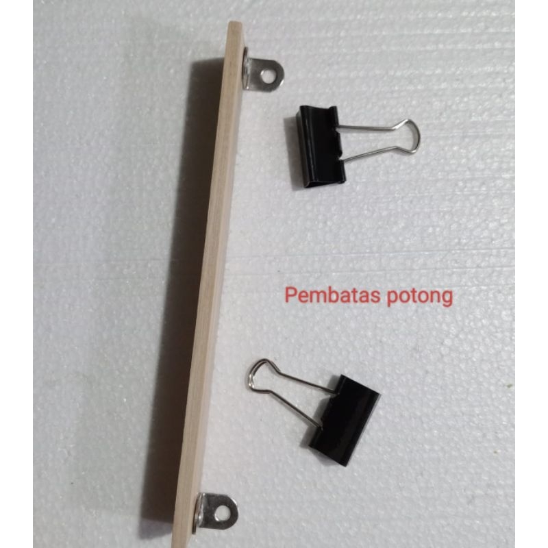 

Pembatas Potong / Penggaris alat pemotong Styrofoam panjang 20 cm