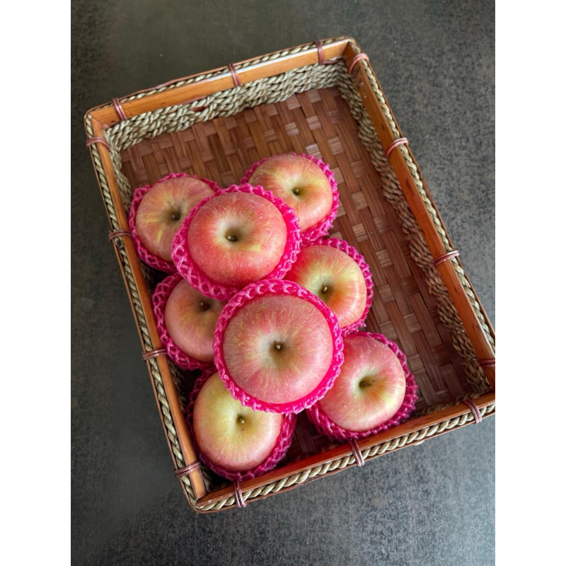 

DUTA BUAH SBY - Apel Fuji RRC Cina Segar Manis Garing Fresh (1 kg)