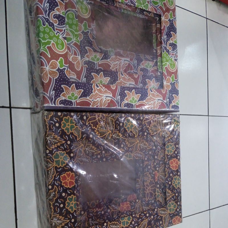 

kotak seserahan motif batik