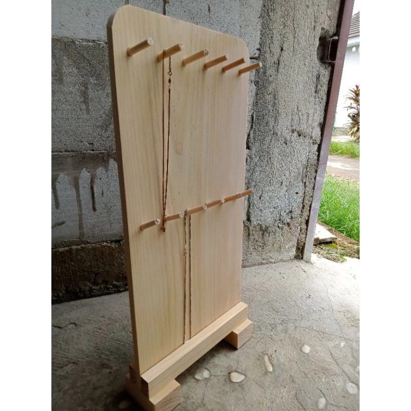 Display Kalung Kayu