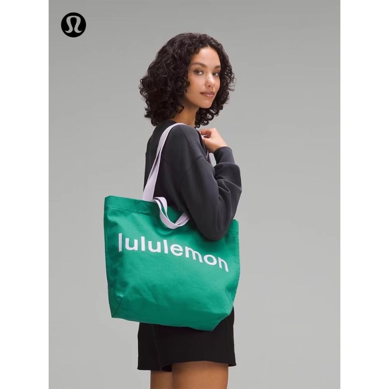 Tas Olahraga Lulu Lemon Berlogo dan Bermerk Lulu Lemon