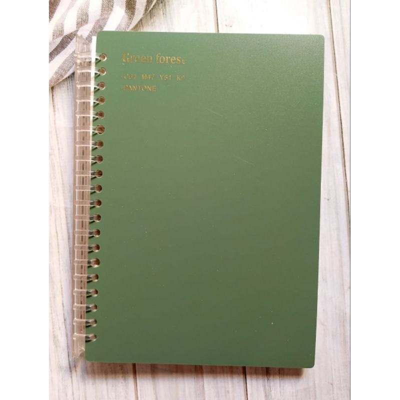 

BINDER A5 WENGU PL-035 /FREE LOOSE LEAF 60LEMBAR/UK 215X148MM