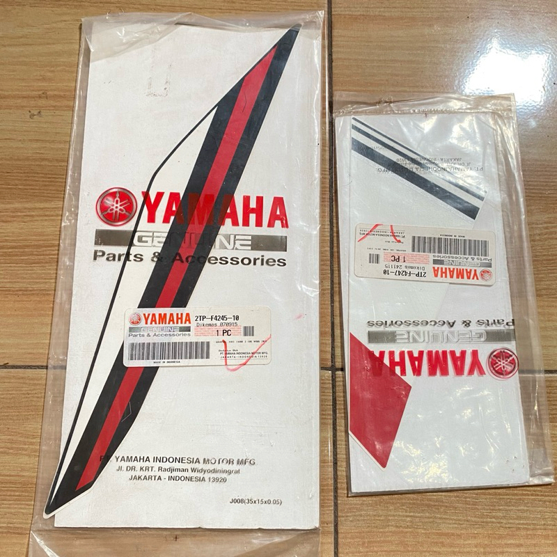 Striping Stiker bagian sayap KANAN Yamaha Vixion NVA 2015 putih original YGP