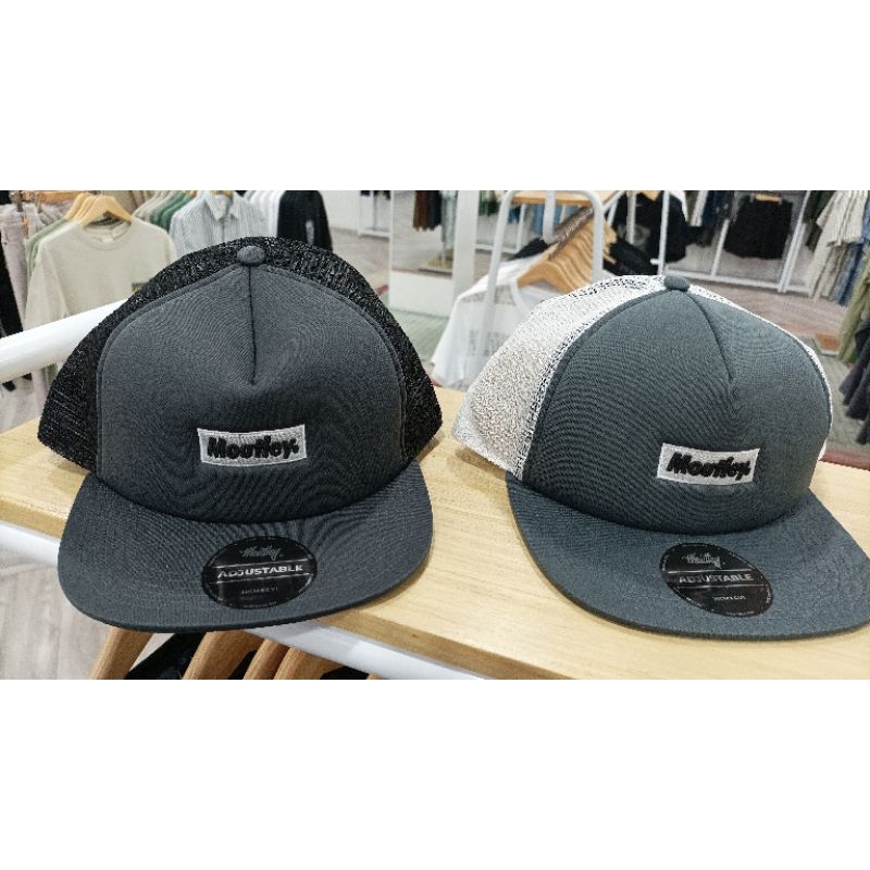 topi moutley abu2 gelap