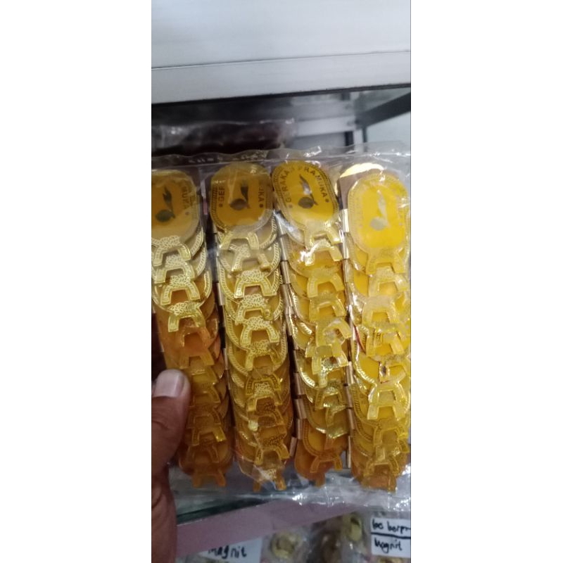 

Kolong Pramuka oval Merah kuning isi (100)