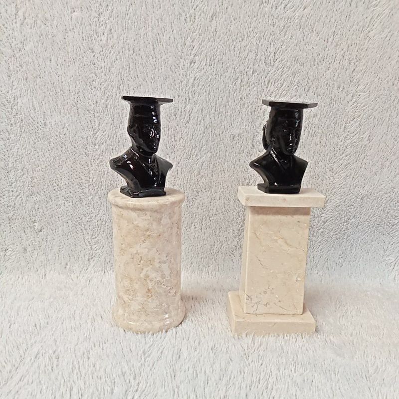 PATUNG WISUDA KAKI MARMER(--21 CM)