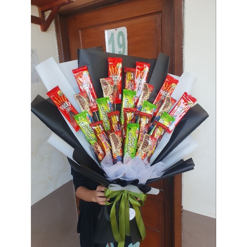 

Buket Snack jumbo bucket jajanan besar ultah anniv gift cewe cowo