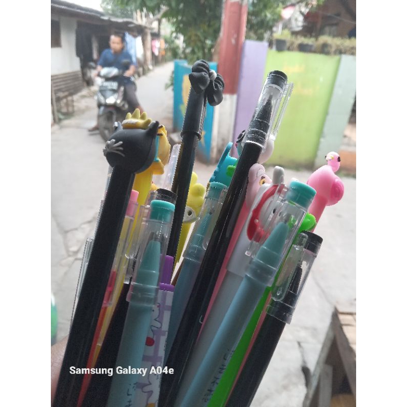 

7 PCS PENA TINTA HITAM KARAKTER RANDOM GRATIS ISI PEN