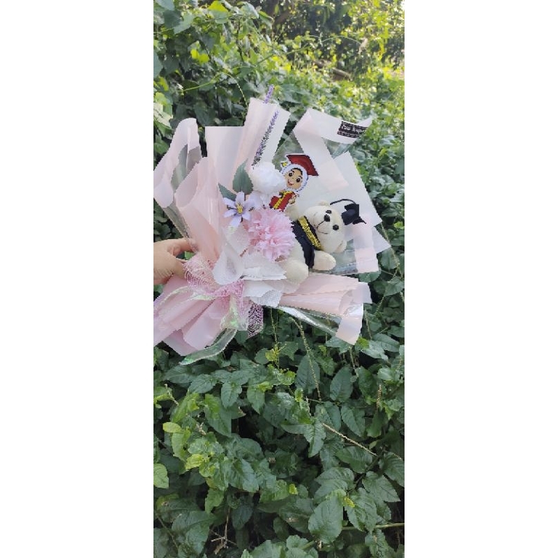 

Buket Bunga Dan boneka wisuda varian tulis noted
