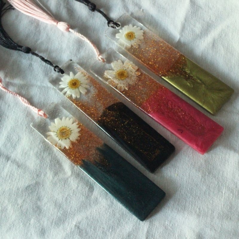 

Pembatas buku resin - pembatas buku vintage - bookmark resin - bookmark retro - bookmark vintage - pembatas buku aesthetic