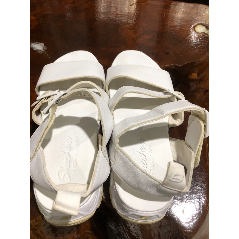 PRELOVED SKECHERS PUTIH