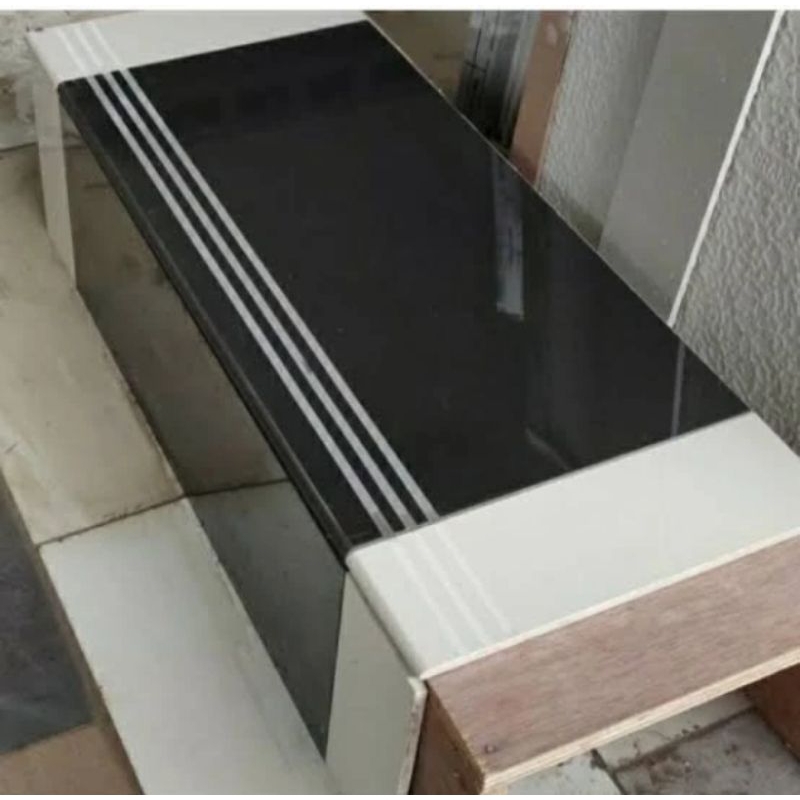 granit tangga model kombinasi 25x80 20x80 hitam+cream Polish