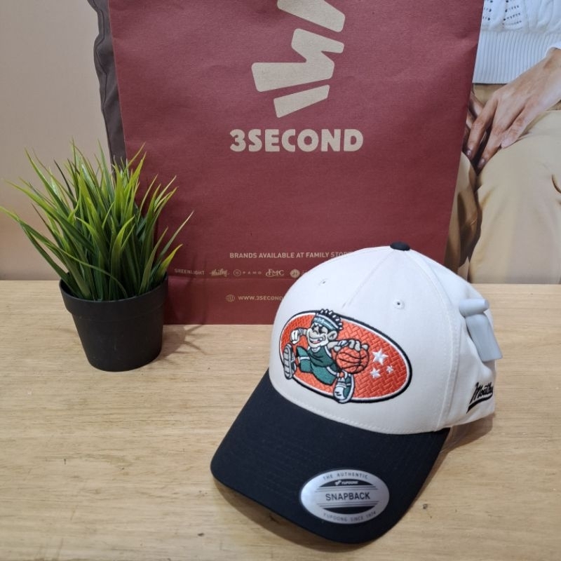 Moutley Topi Snapback Yupoong Classic