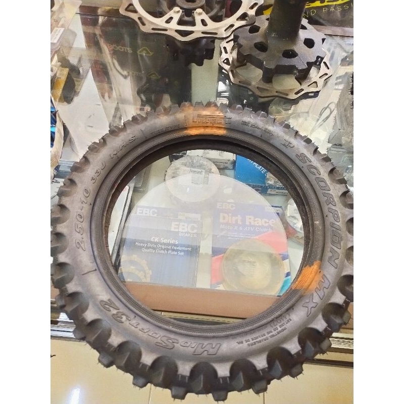 Ban luar Pirelli R 10