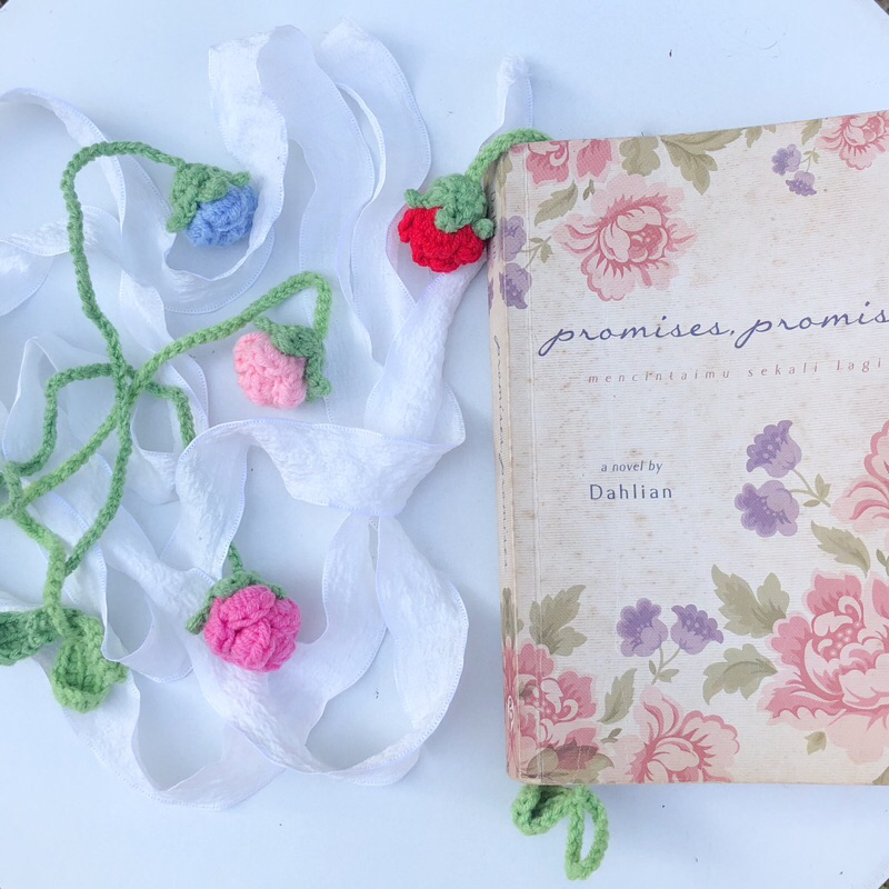 

mini rose aesthetic bookmark penanda buku mawar rajut cantik