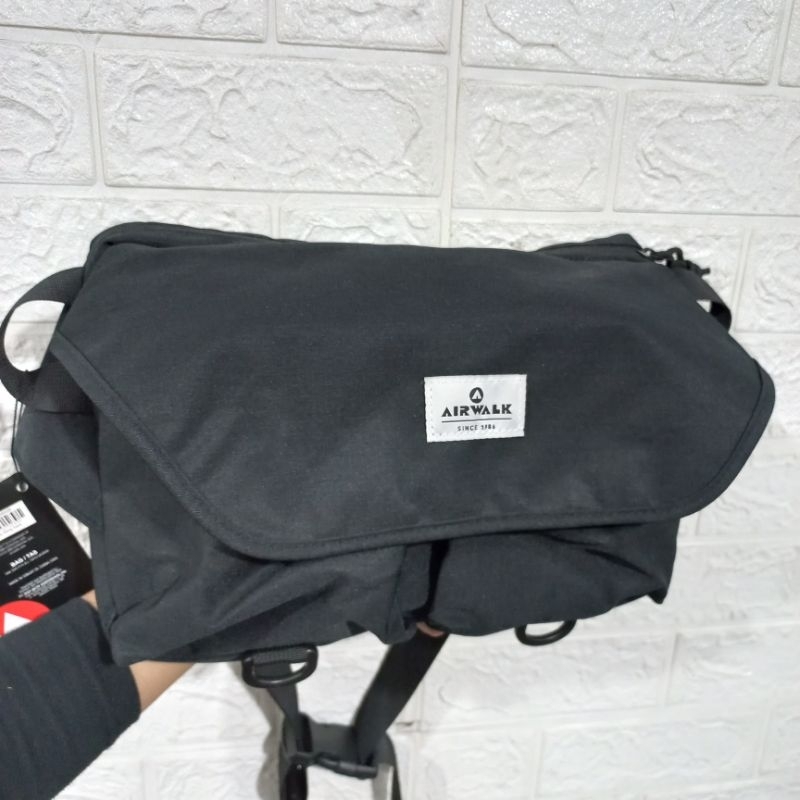 Tas Sling Bag Airwalk Original Black | Airwalk Tode Slimg Bag - Tas Selempang