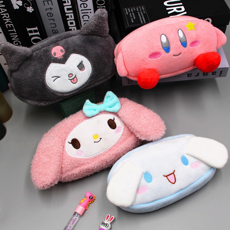 

DOMPET TEMPAT KOSMETIK SANRIO TEMPAT PENSIL ANAK DEWASA BAHAN BULU POM2 CINAMOROLL KUROMI MELODY PREMIUM