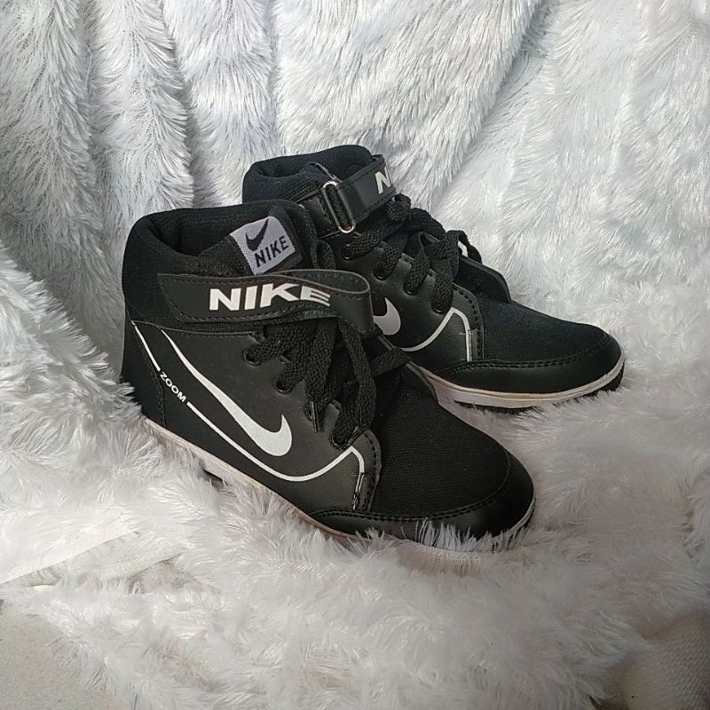 sepatu sekolah Nike