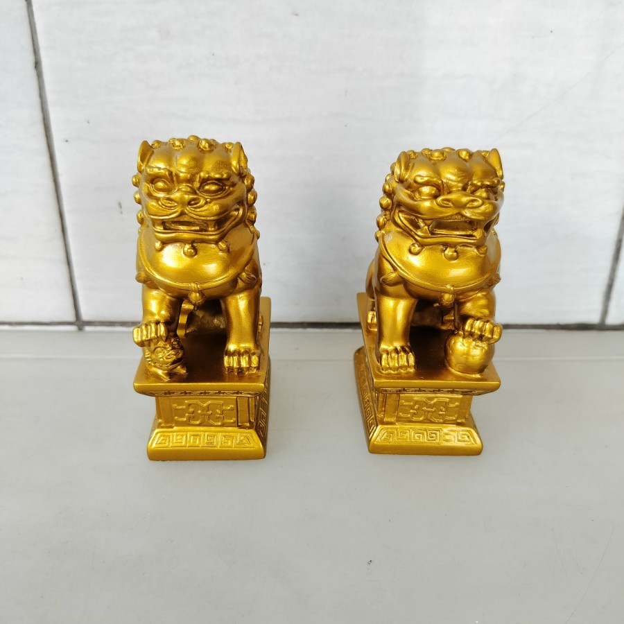 sepasang patung singa batu penjaga pintu