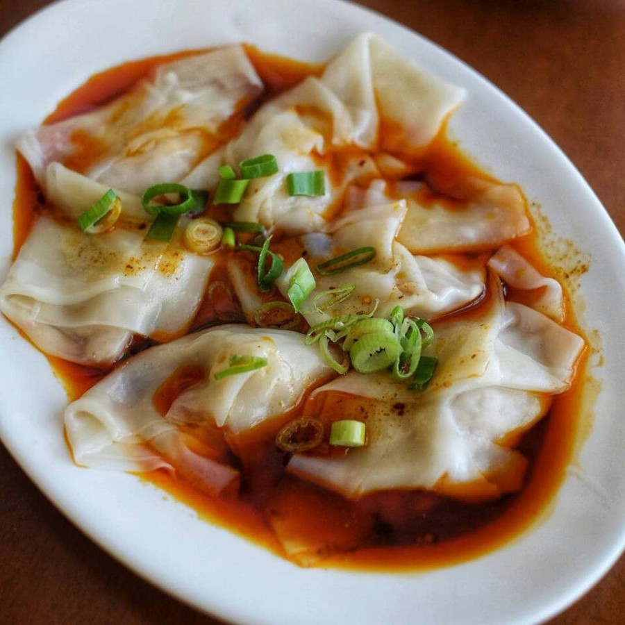 

Dumpling pangsit ayam gyoza with Chilli oil