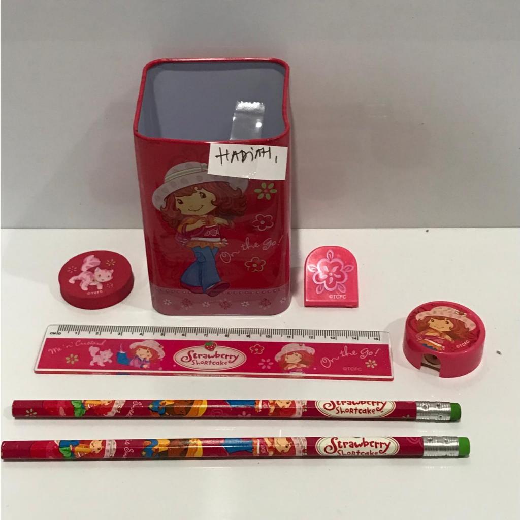 

STATIONERY SET STRAWBERRY SHORTCAKE ORIGINAL WARNA PINK 6 Pcs + 1 KALENG HADIAH (SEDIKIT PENYOK)