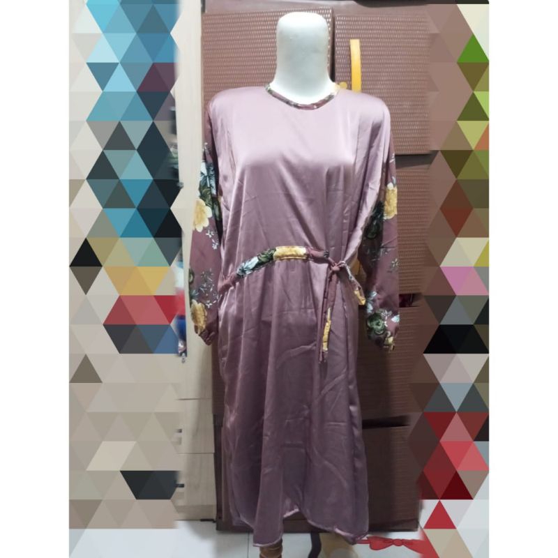 P134 Tunik satin bunga-bunga tali warna lilac