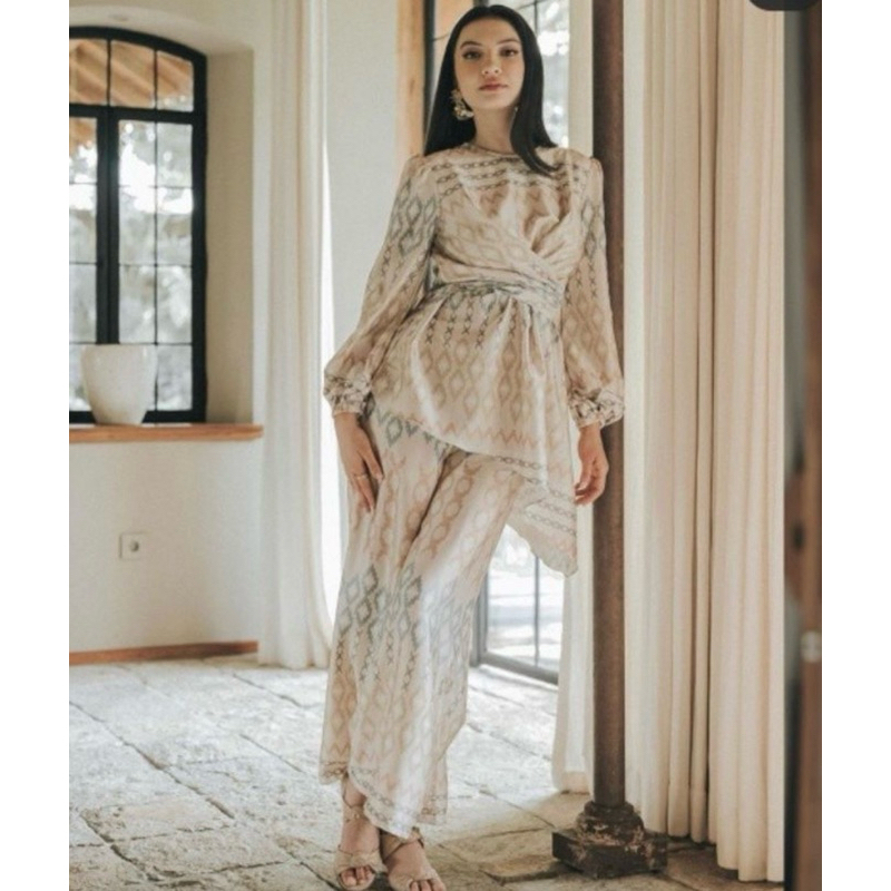 WEARING KLAMBY Kanawa blouse Limited