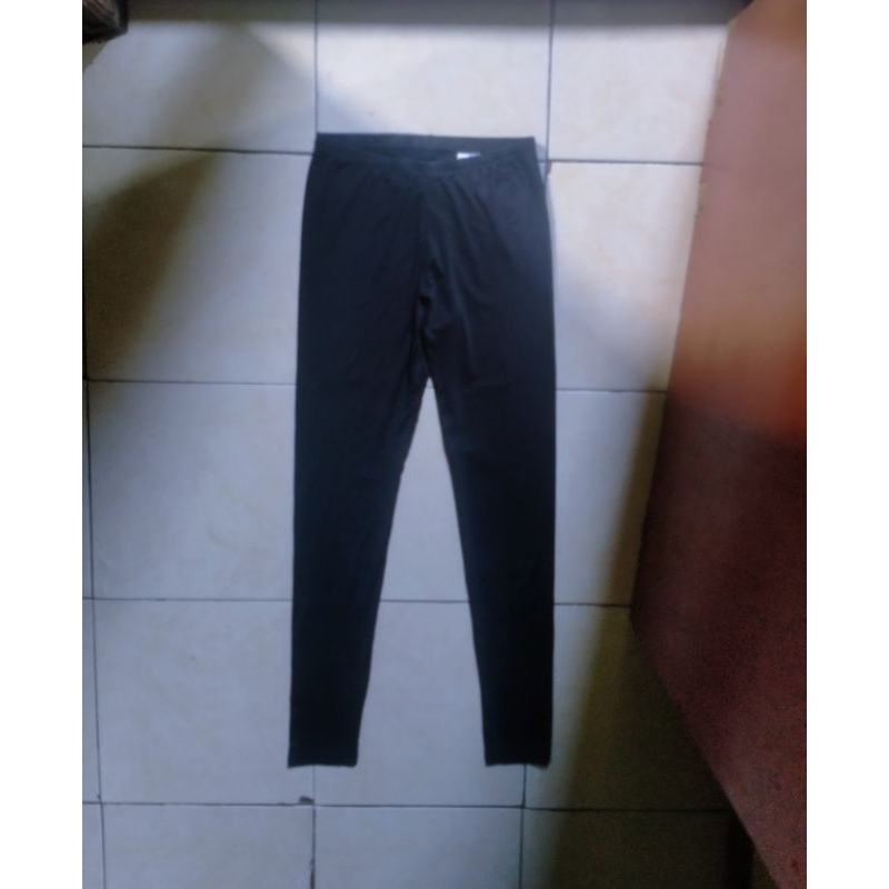 legging Uniqlo Airism hitam pekat ( seperti baru)