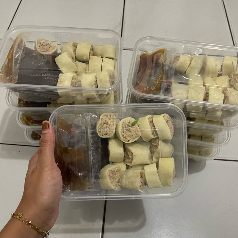 

Gohyong mentah/frozen 250gr siap goreng isian full ayam + kuah dan cabe