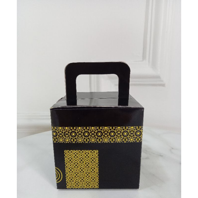 

Dus Box Kabah Paket Oleh Oleh Haji Umroh Premium Isi 25 Pcs