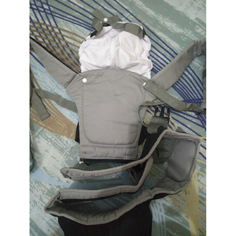 gendongnya m shape merk baby leon.