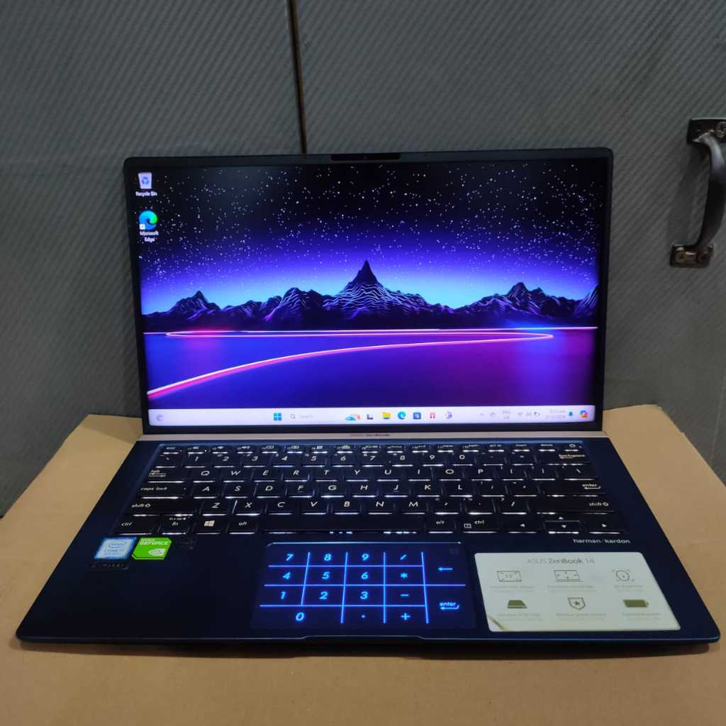 ASUS ZenBook 13 - UX433FN, Intel Core i7-8565U, Ram 16GB / 512GB SSD, Nvidia MX 150, Numpad (Numerik