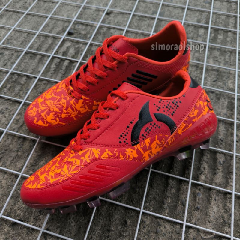 Sepatu bola kaki sudah dijahit keliling/ Sepatu bola untuk lapangan rumput