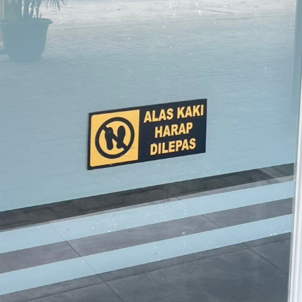 

Stiker Alas Kaki Harap Dilepas Hitam Gold mewah estetik untuk ditempel di pintu sign warning