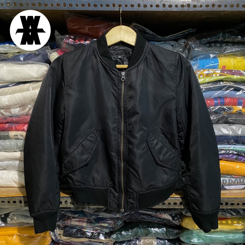 Uniqlo Bomber Jacket Hitam