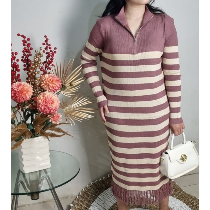 Inayah Midi Dress Rajut Stripes Zip-Neck Kasual Jumbo