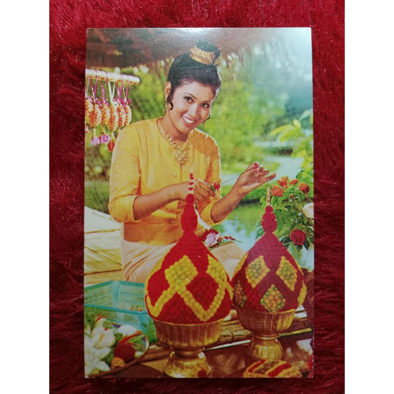 

Post Card Thailand Young girls Decorate Fresh Flowers UN USED